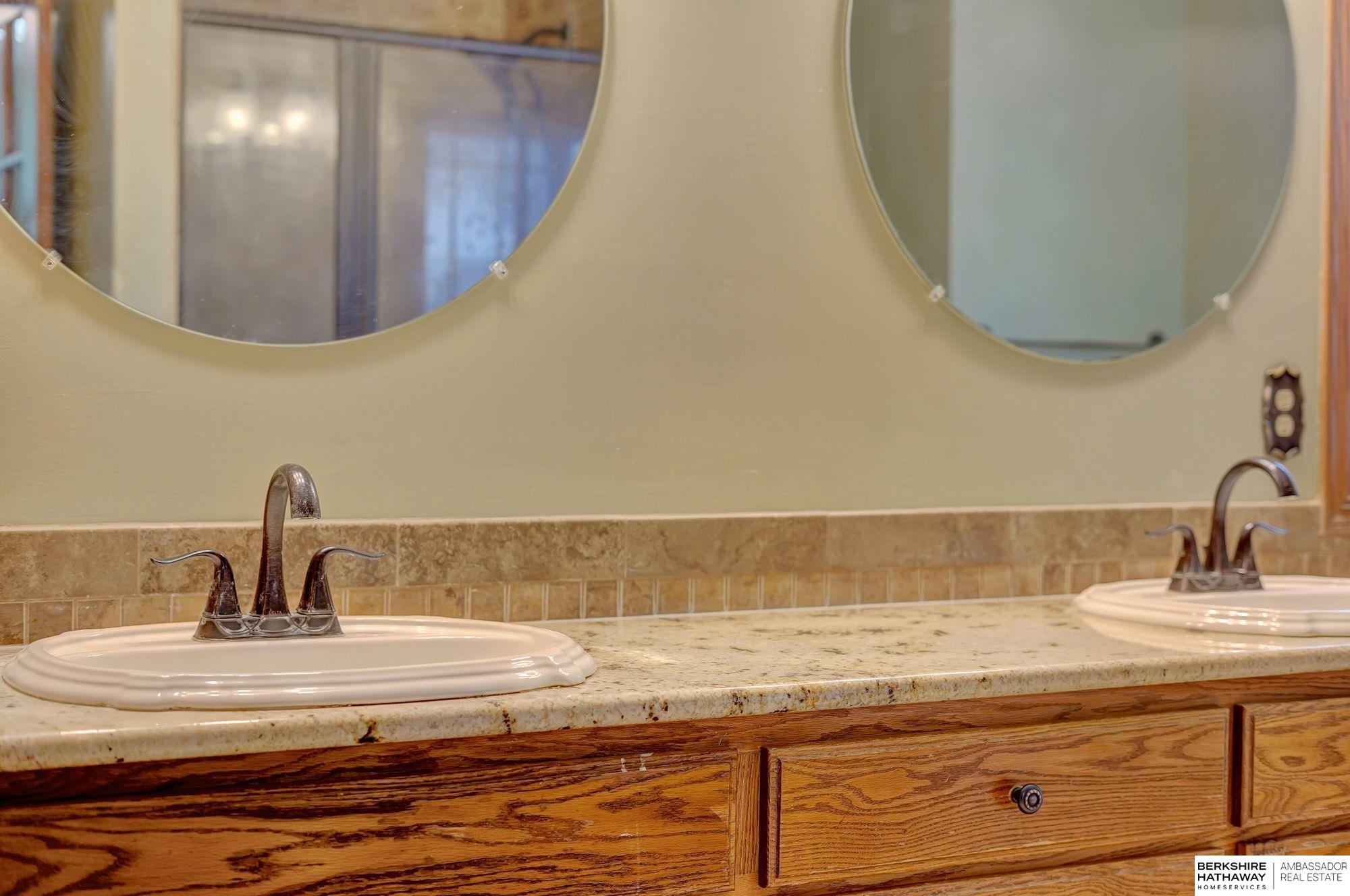 Lincoln, Nebraska 68516, United States, 4 Bedrooms Bedrooms, ,4 BathroomsBathrooms,Residential,Active,224550