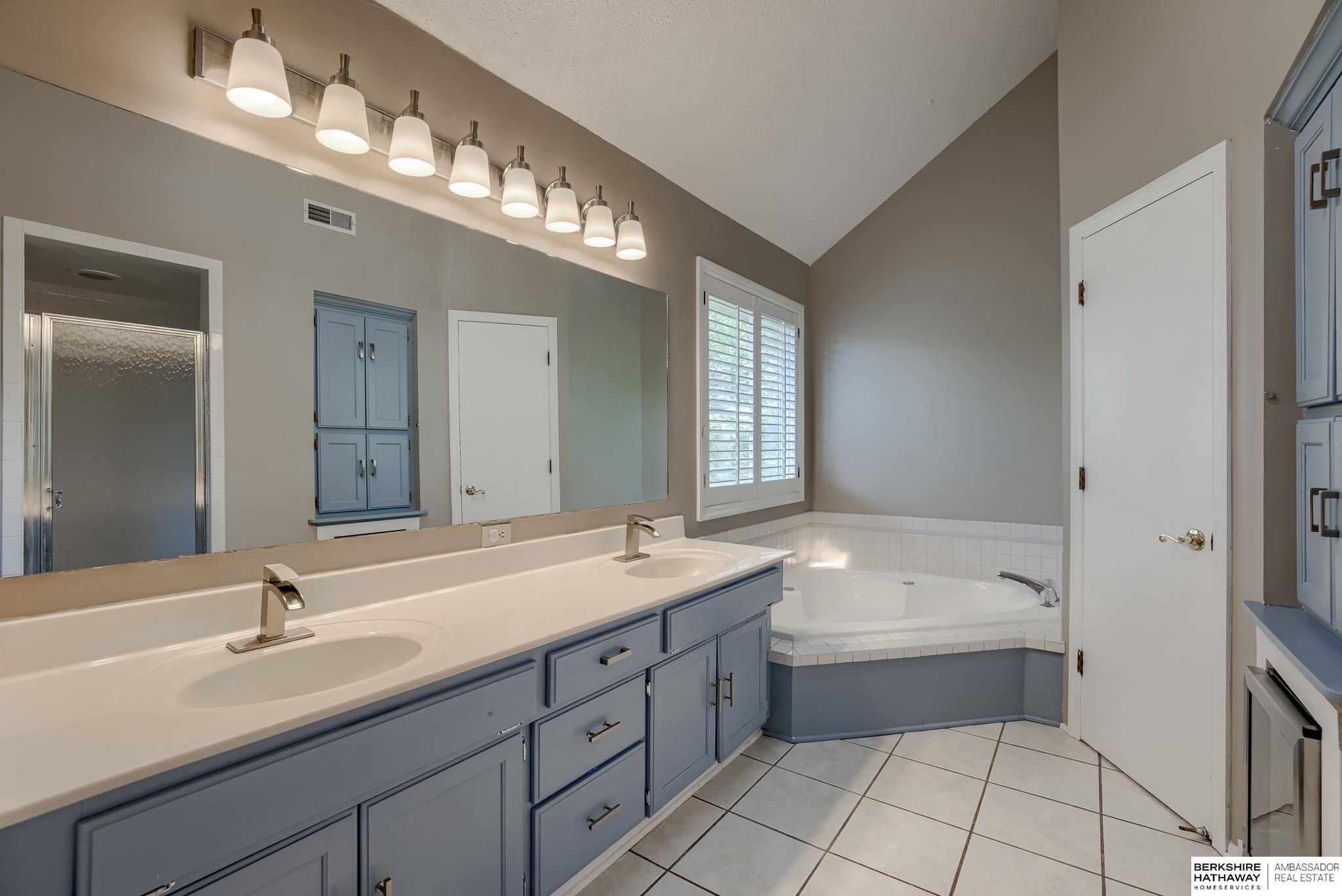 Omaha, Nebraska 68118, United States, 5 Bedrooms Bedrooms, ,3 BathroomsBathrooms,Residential,Active,217366