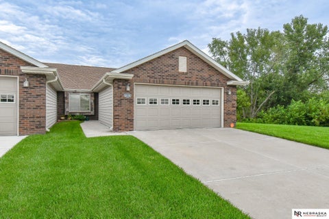 Photo of 6636 Ashbrook Drive, Lincoln, NE 68516 (MLS # 22624882)