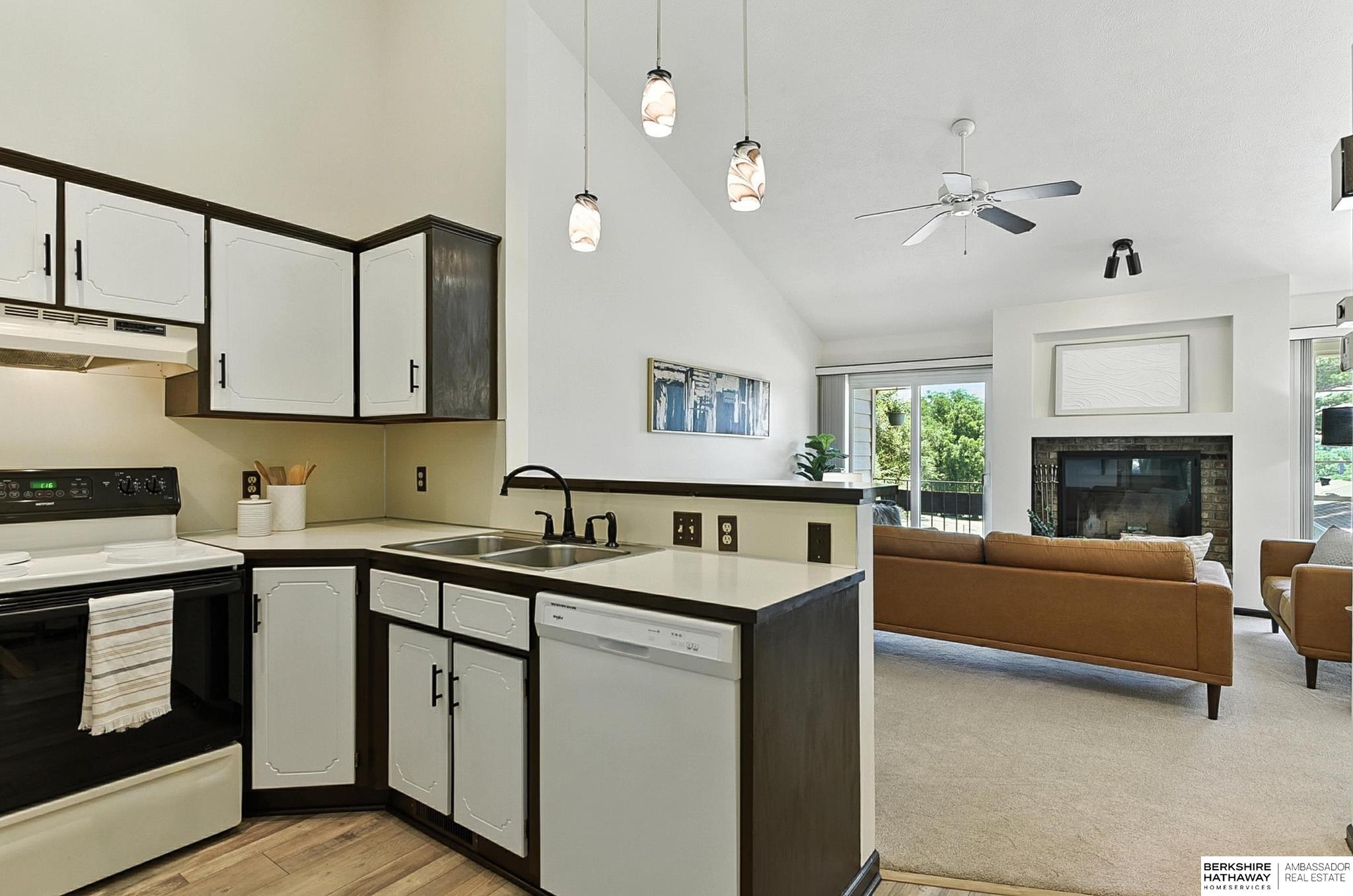 Omaha, Nebraska 68106, United States, 3 Bedrooms Bedrooms, ,2 BathroomsBathrooms,Residential,Pending,156138