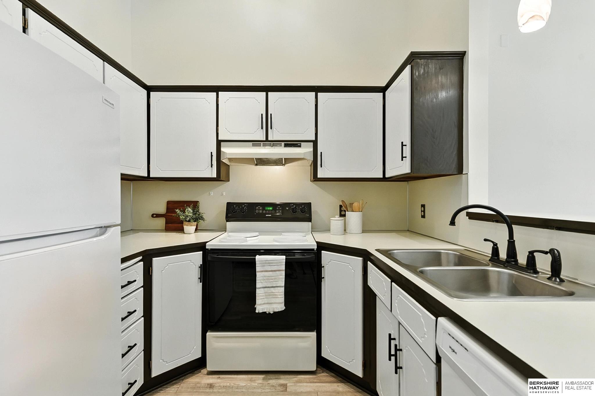 Omaha, Nebraska 68106, United States, 3 Bedrooms Bedrooms, ,2 BathroomsBathrooms,Residential,Pending,156138