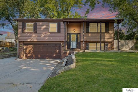 Photo of 8124 S Hazelwood Drive, Lincoln, NE 68510 (MLS # 22528530)