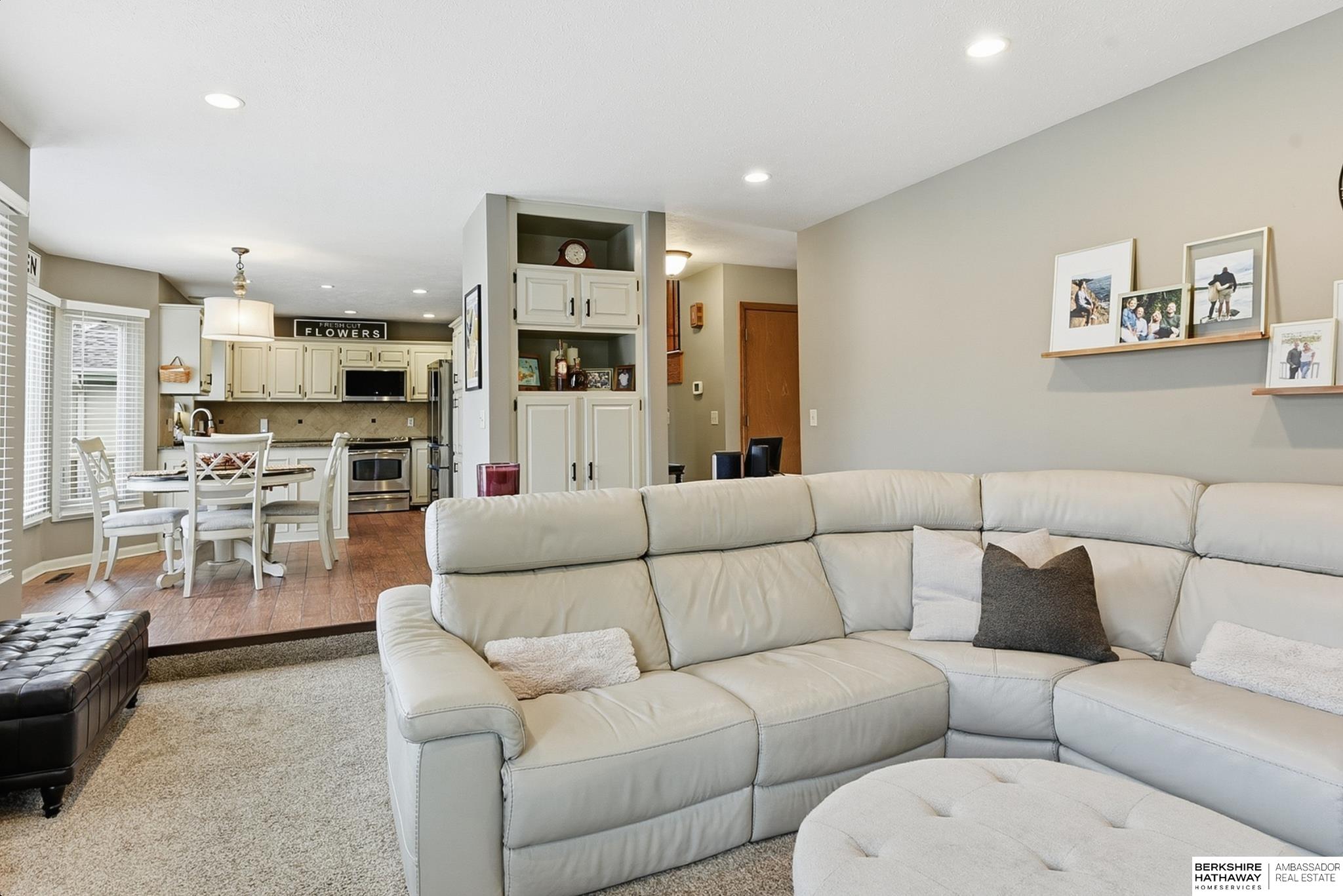 Omaha, Nebraska 68135, United States, 4 Bedrooms Bedrooms, ,3 BathroomsBathrooms,Residential,Pending,245455