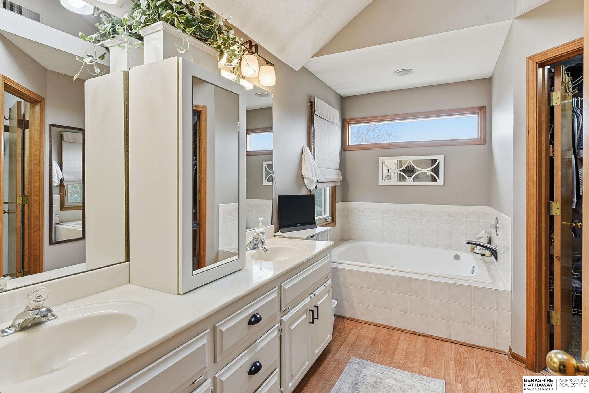 Omaha, Nebraska 68135, United States, 4 Bedrooms Bedrooms, ,3 BathroomsBathrooms,Residential,Pending,245455