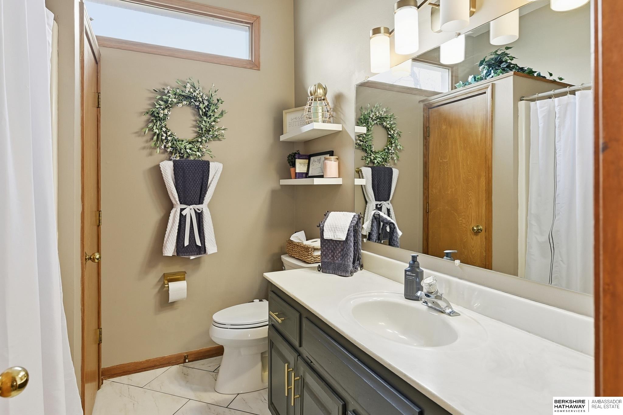 Omaha, Nebraska 68135, United States, 4 Bedrooms Bedrooms, ,3 BathroomsBathrooms,Residential,Pending,245455