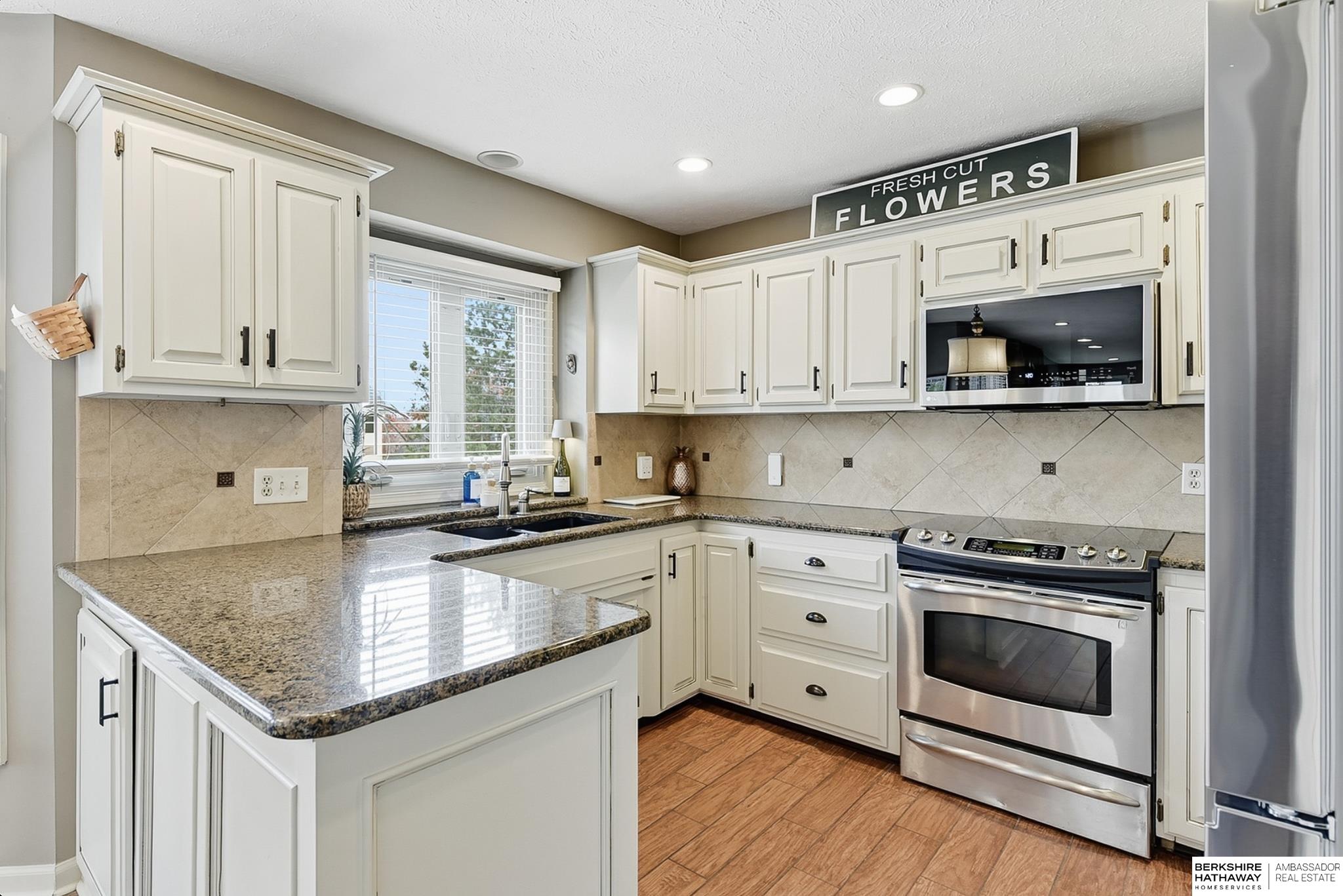 Omaha, Nebraska 68135, United States, 4 Bedrooms Bedrooms, ,3 BathroomsBathrooms,Residential,Pending,245455