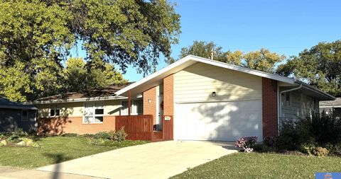 Photo of 1828 William Drive, Beatrice, NE 68310 (MLS # 22530441)