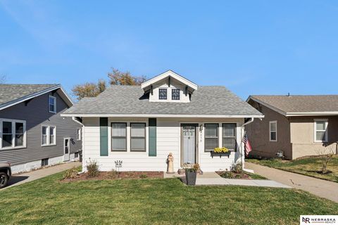 Photo of 4216 Barker Avenue, Omaha, NE 68105 (MLS # 22533062)