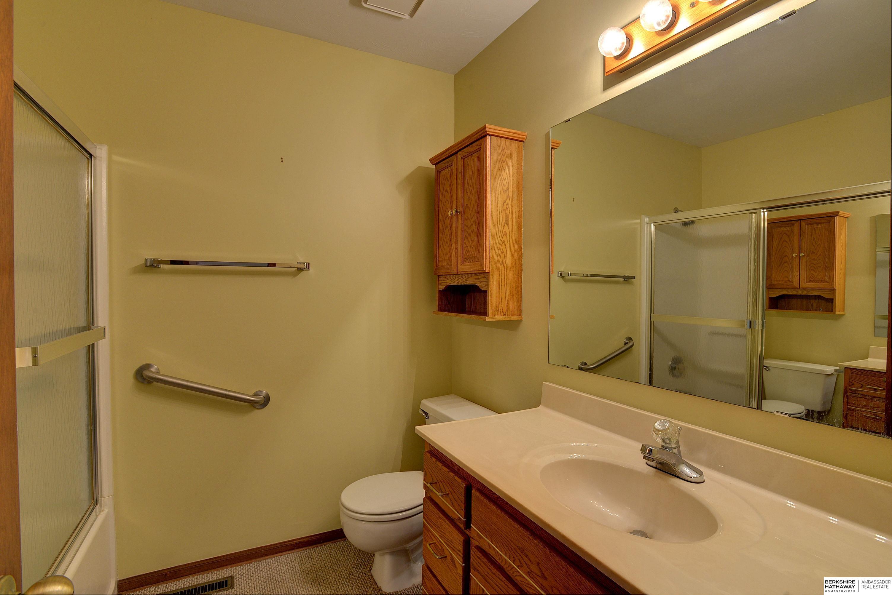 Lincoln, Nebraska 68521, United States, 2 Bedrooms Bedrooms, ,3 BathroomsBathrooms,Residential,Active,232209