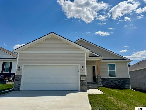 Photo of 17511 Greenleaf Street, Omaha, NE 68136 (MLS # 22603760)