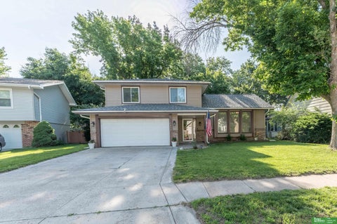Photo of 1011 Bluff Street, Bellevue, NE 68005 (MLS # 22615577)