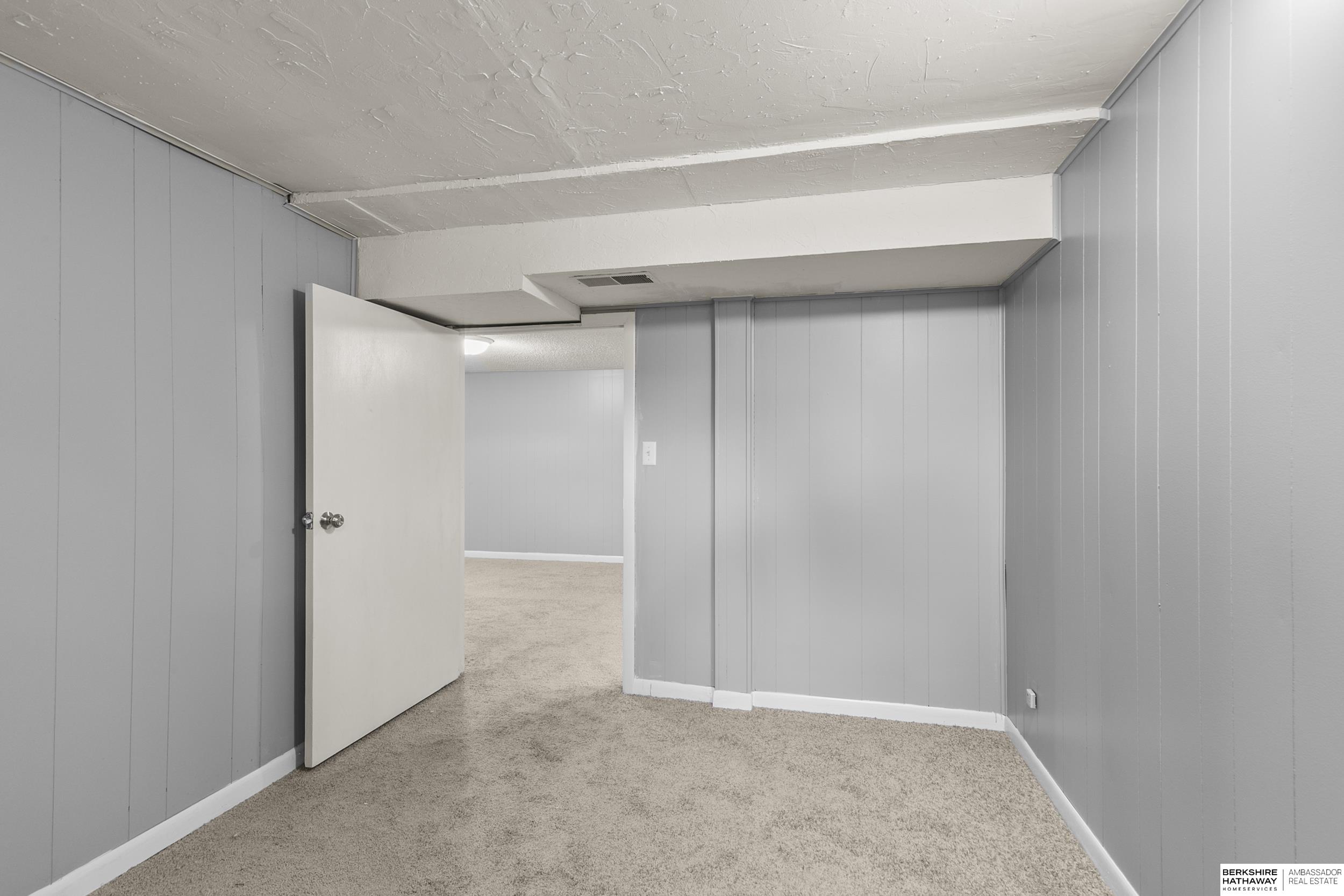 Lincoln, Nebraska 68505, United States, 2 Bedrooms Bedrooms, ,2 BathroomsBathrooms,Residential,Active,222111