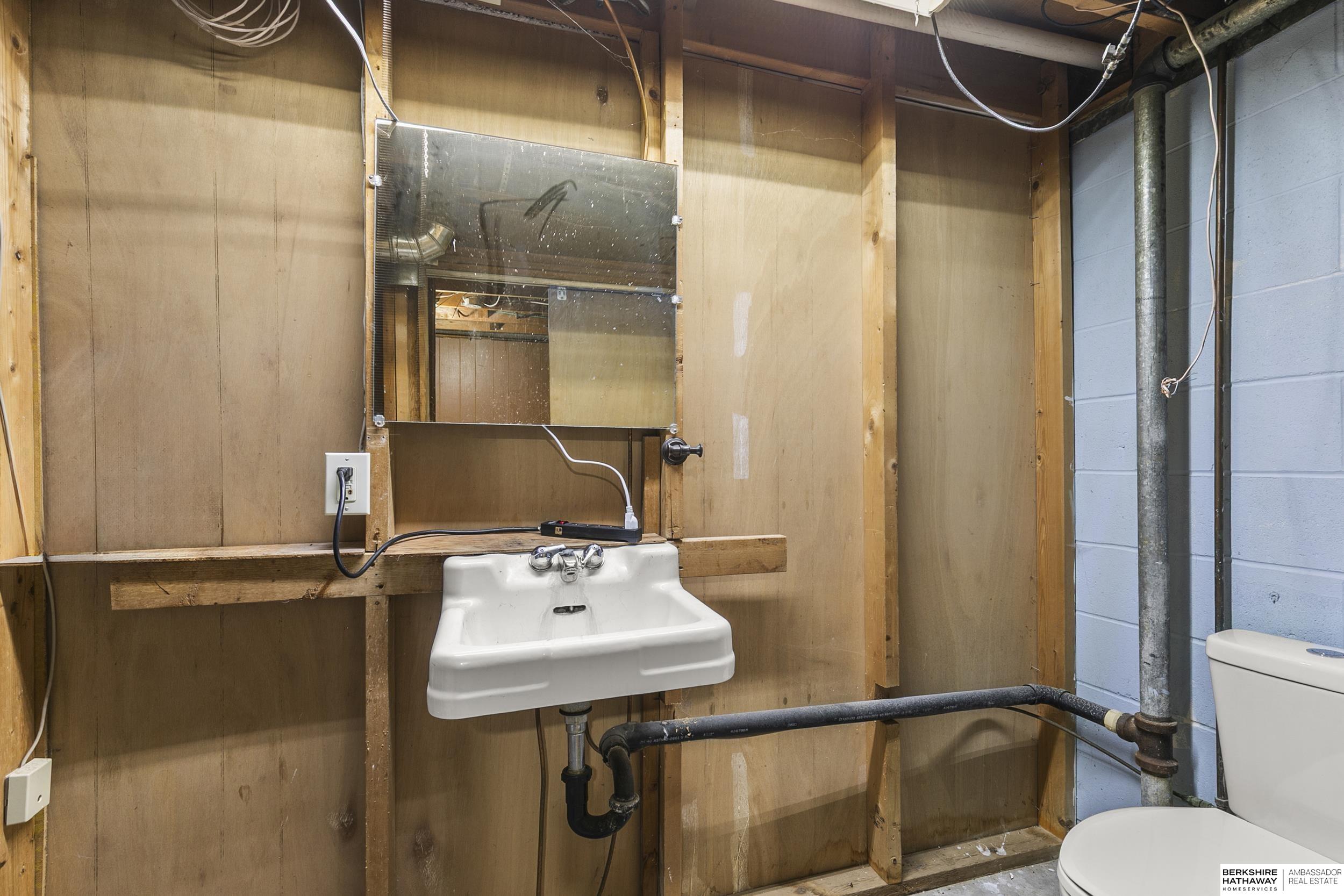 Lincoln, Nebraska 68505, United States, 2 Bedrooms Bedrooms, ,2 BathroomsBathrooms,Residential,Active,222111