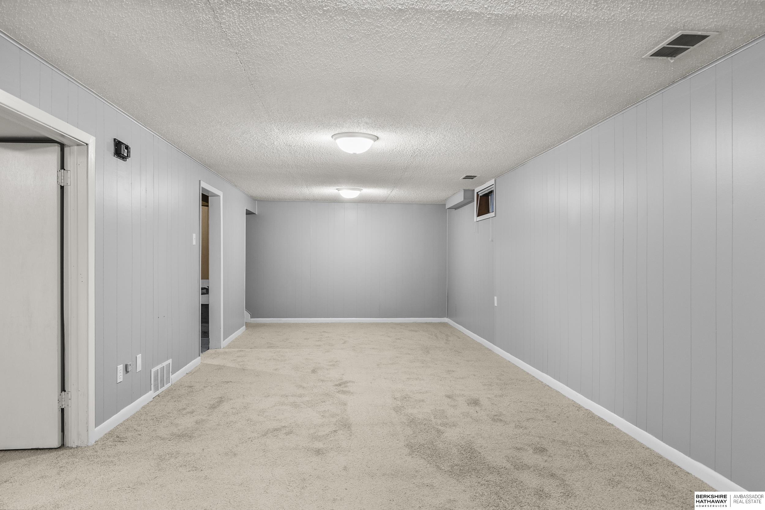 Lincoln, Nebraska 68505, United States, 2 Bedrooms Bedrooms, ,2 BathroomsBathrooms,Residential,Active,222111