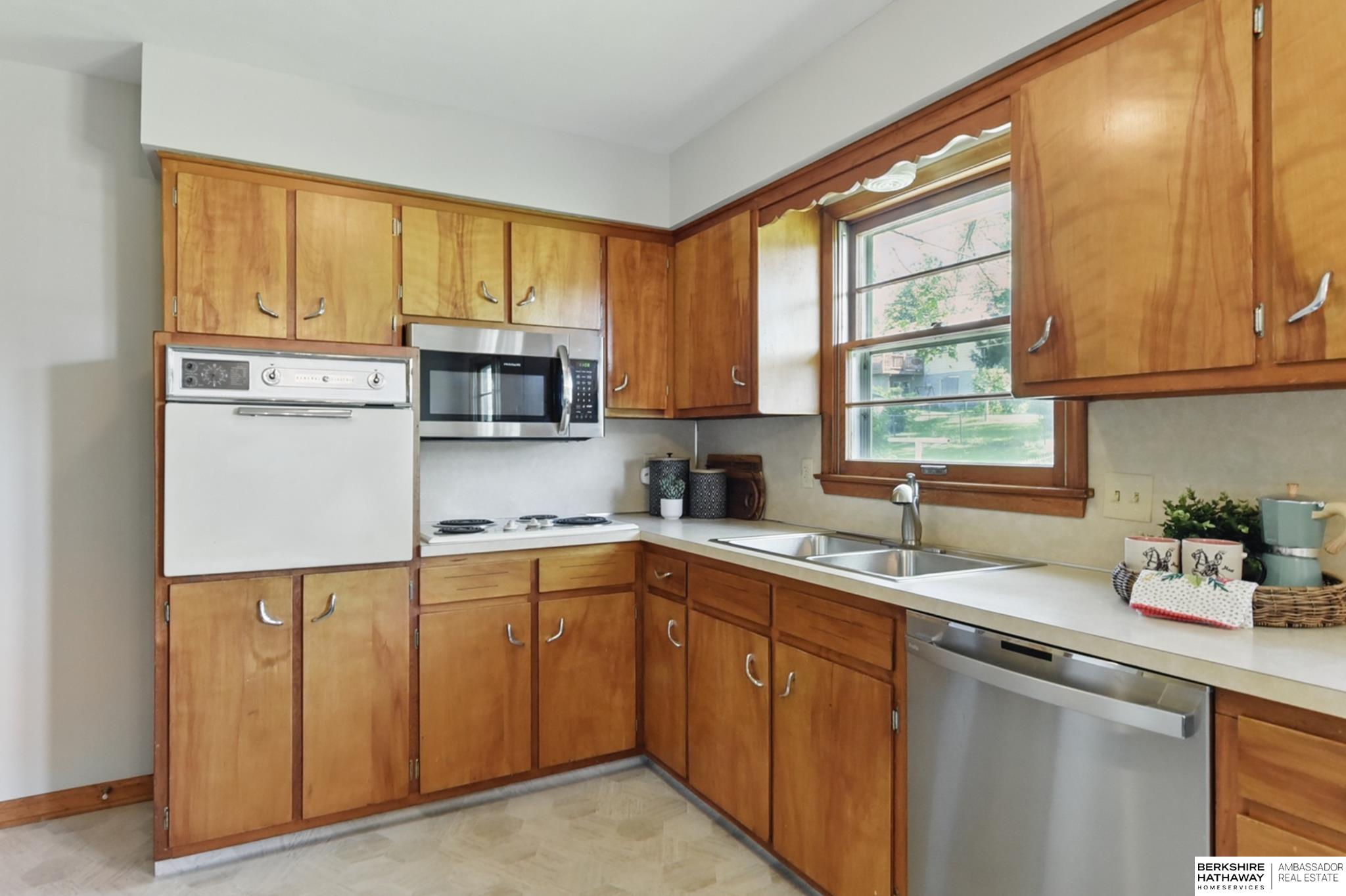 Omaha, Nebraska 68106, United States, 3 Bedrooms Bedrooms, ,1 BathroomBathrooms,Residential,Pending,130168