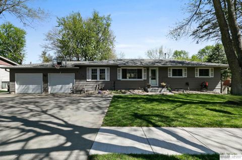 Photo of 8110 S Cherrywood Drive, Lincoln, NE 68510 (MLS # 22609565)