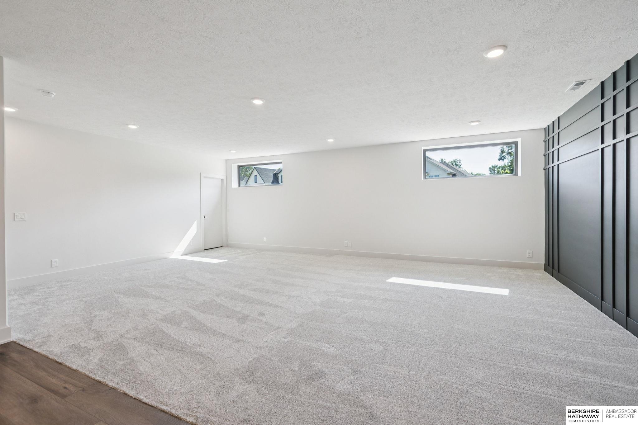 Omaha, Nebraska 68135, United States, 5 Bedrooms Bedrooms, ,3 BathroomsBathrooms,Residential,Active,208836