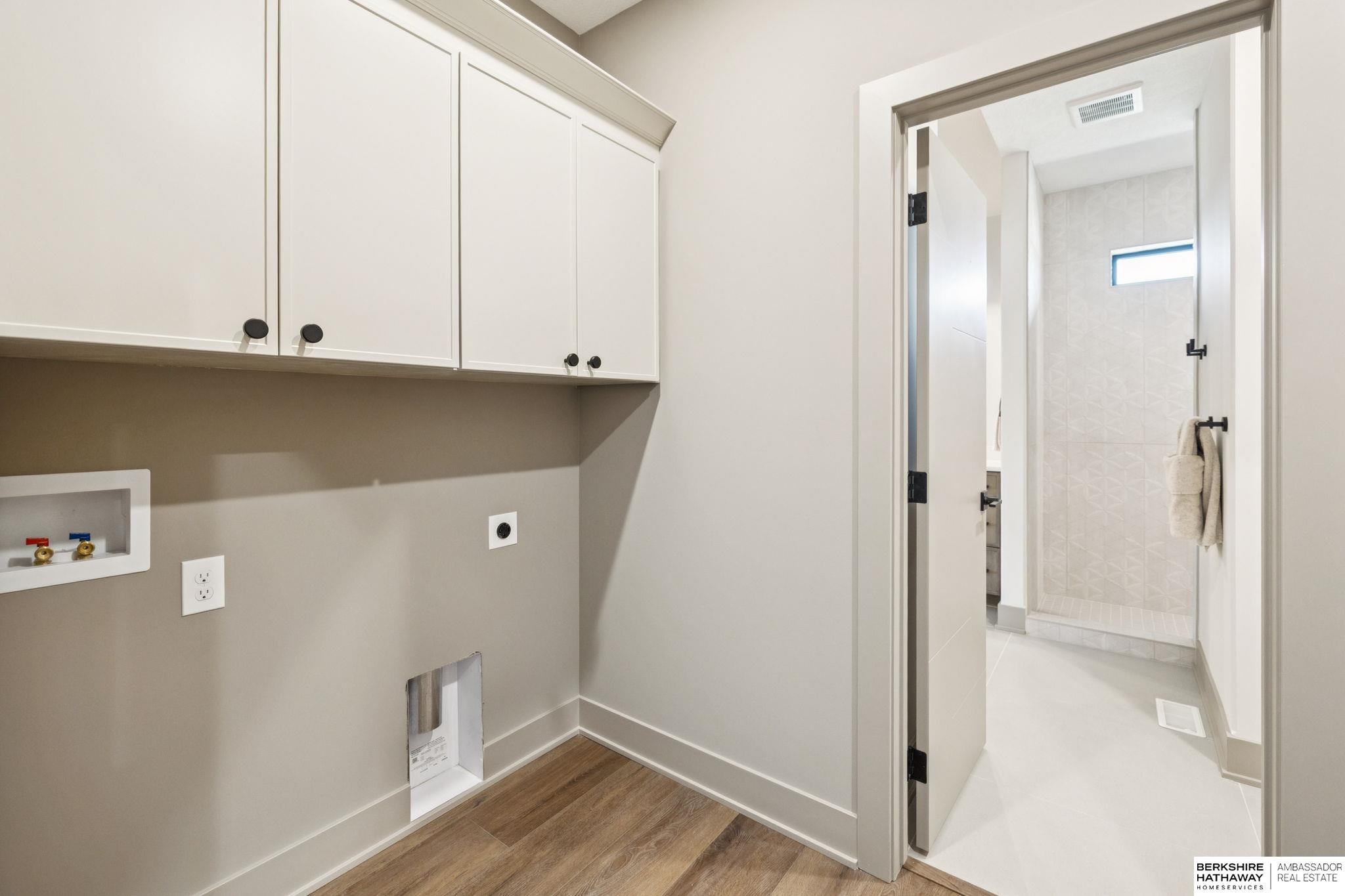 Omaha, Nebraska 68135, United States, 5 Bedrooms Bedrooms, ,3 BathroomsBathrooms,Residential,Active,208836