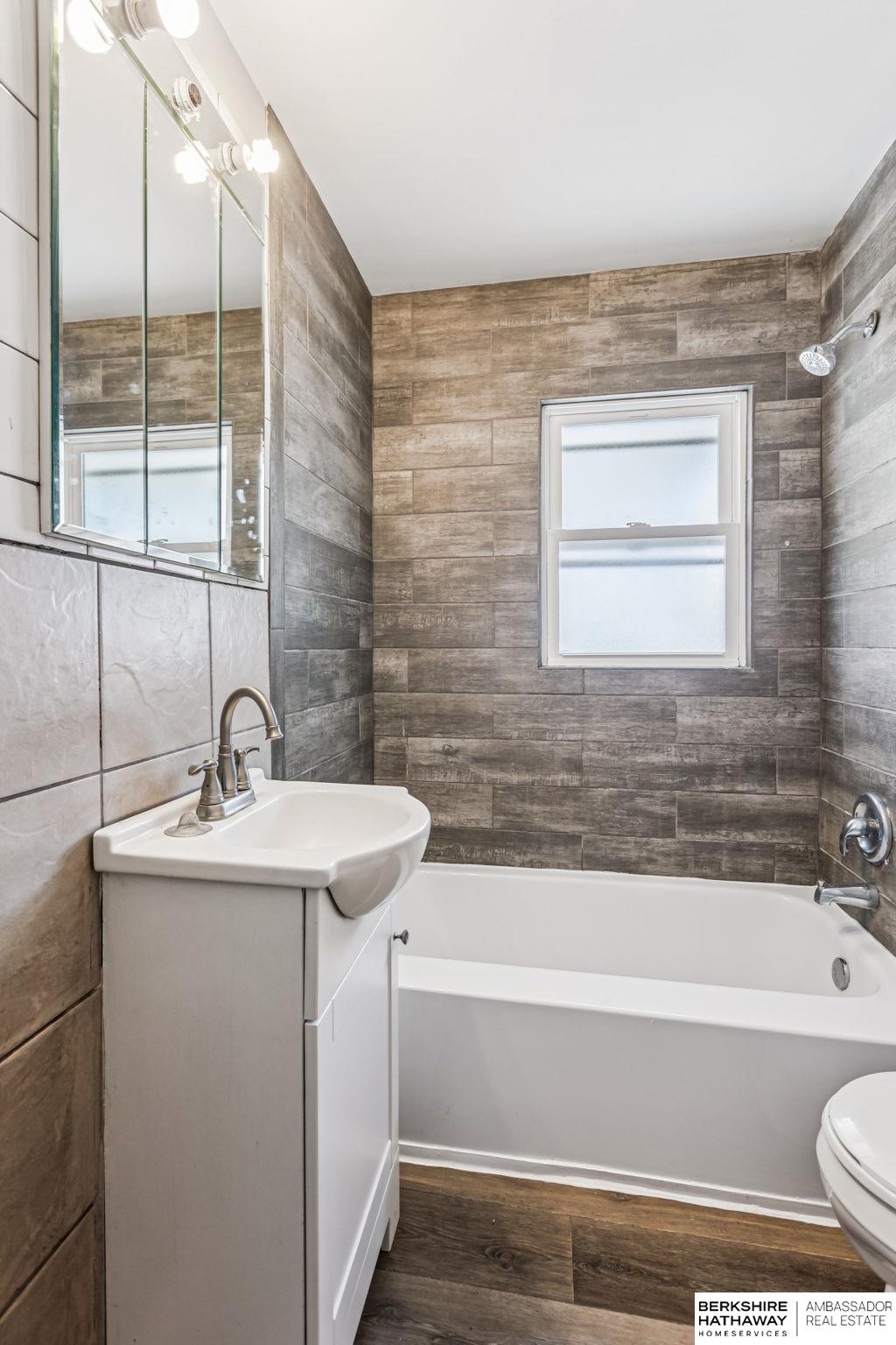 Omaha, Nebraska 68107, United States, 3 Bedrooms Bedrooms, ,2 BathroomsBathrooms,Residential,Active,218199