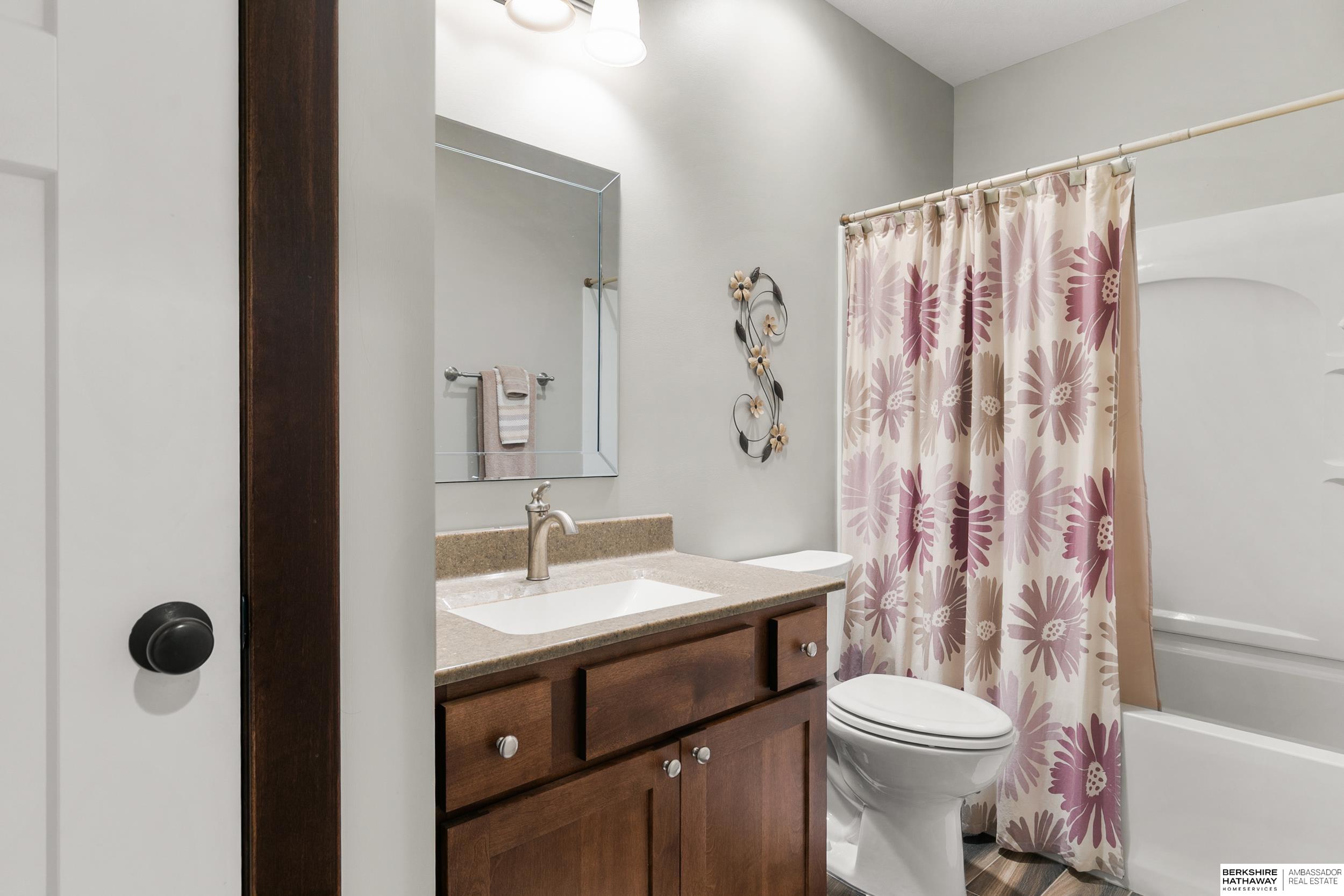 Lincoln, Nebraska 68516, United States, 5 Bedrooms Bedrooms, ,3 BathroomsBathrooms,Residential,Pending,213042