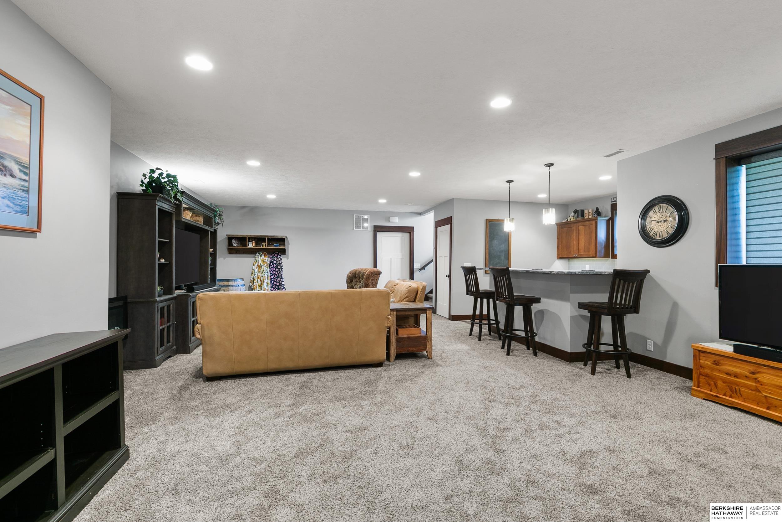 Lincoln, Nebraska 68516, United States, 5 Bedrooms Bedrooms, ,3 BathroomsBathrooms,Residential,Pending,213042