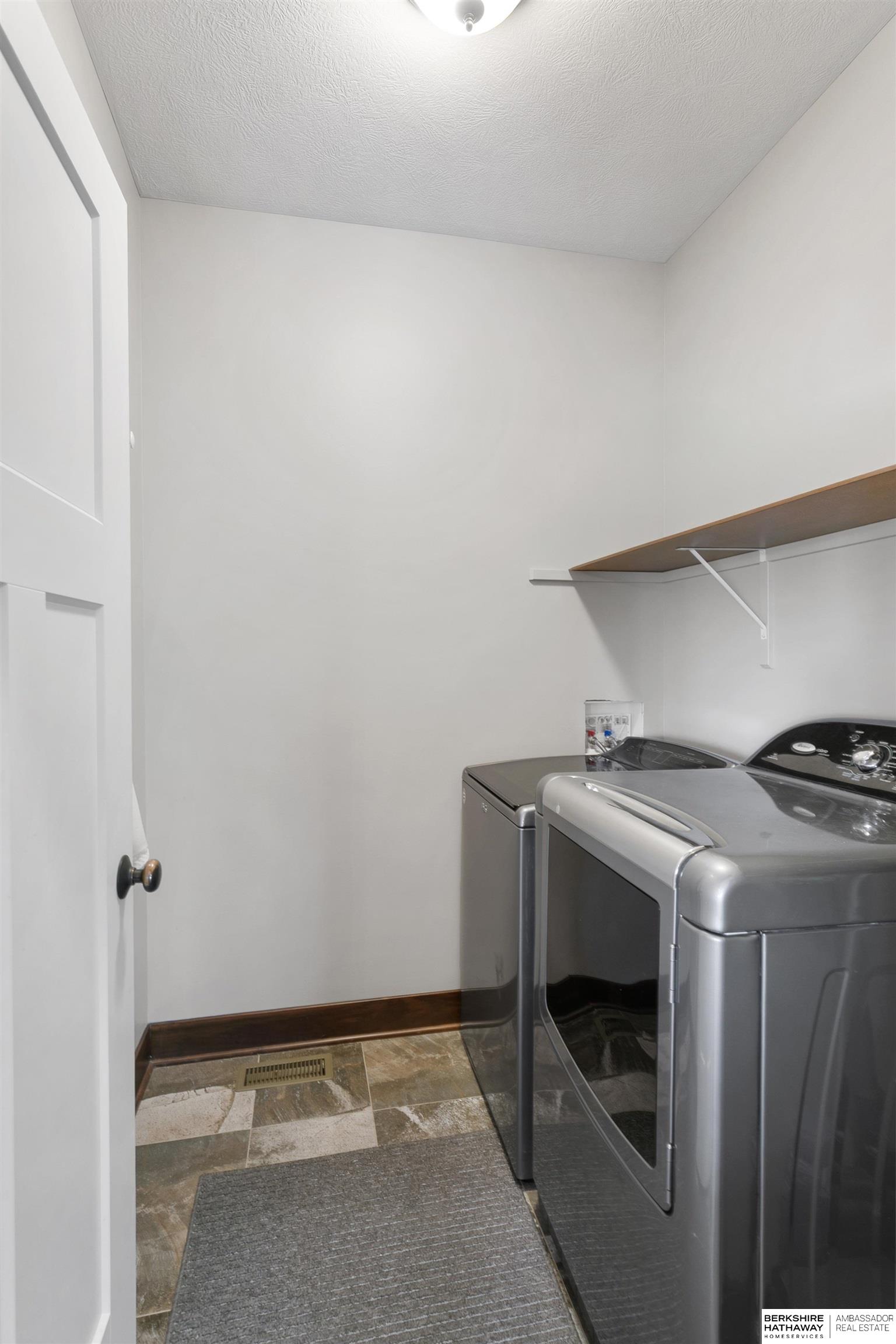 Lincoln, Nebraska 68516, United States, 5 Bedrooms Bedrooms, ,3 BathroomsBathrooms,Residential,Pending,213042