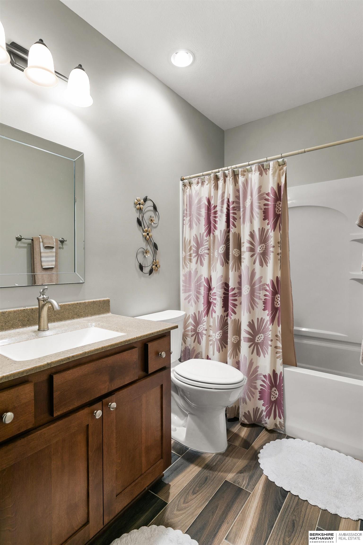 Lincoln, Nebraska 68516, United States, 5 Bedrooms Bedrooms, ,3 BathroomsBathrooms,Residential,Pending,213042