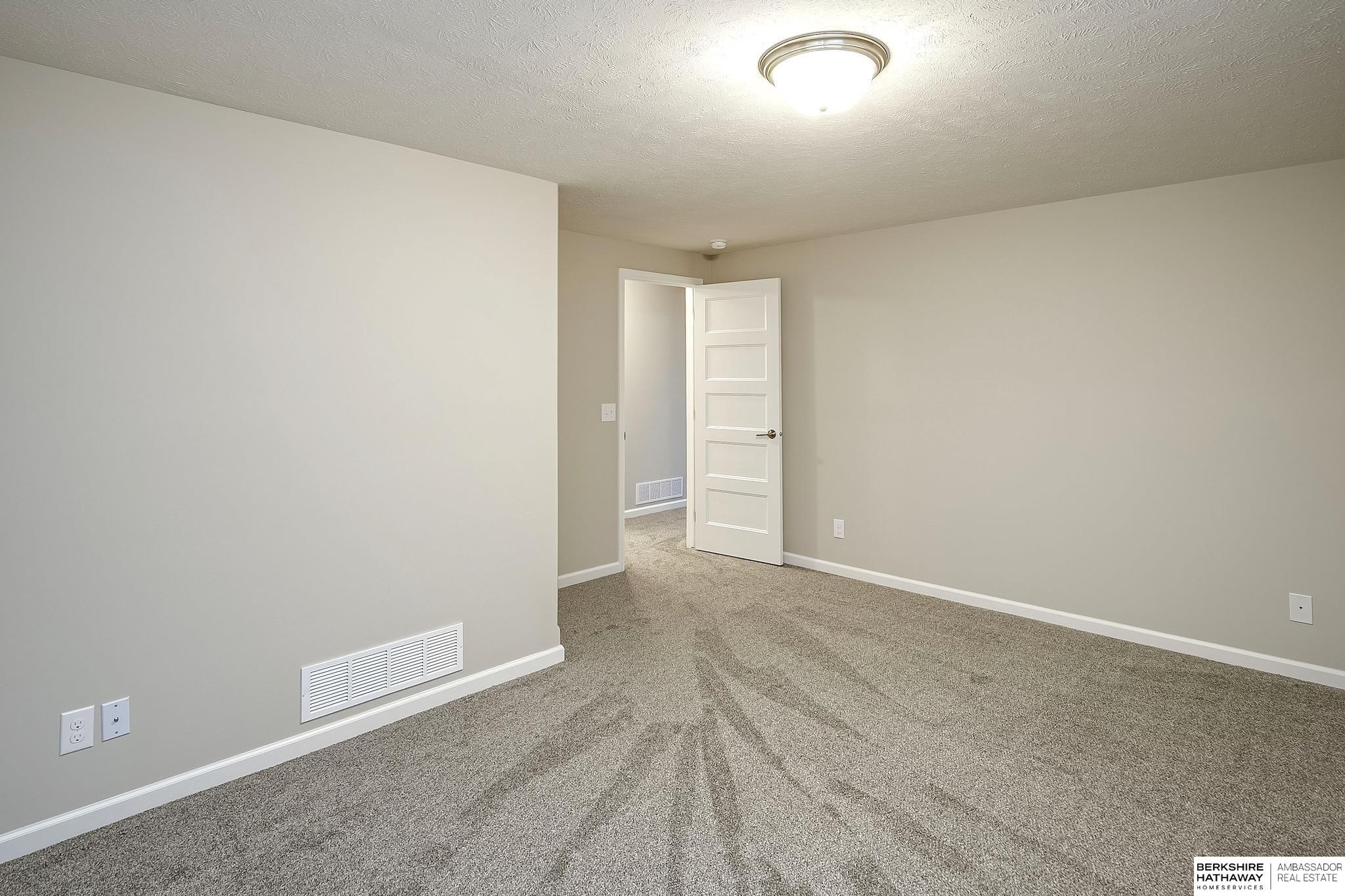 Gretna, Nebraska 68028, United States, 4 Bedrooms Bedrooms, ,3 BathroomsBathrooms,Residential,Pending,195782