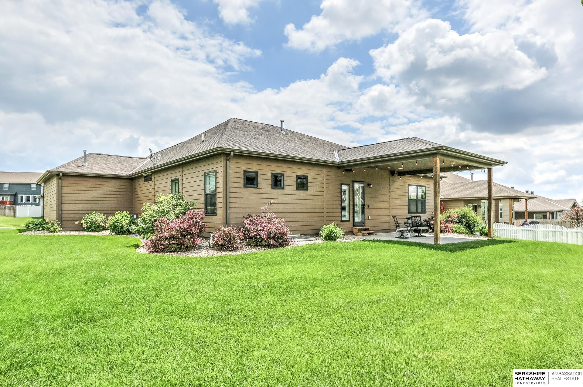 Gretna, Nebraska 68028, United States, 4 Bedrooms Bedrooms, ,3 BathroomsBathrooms,Residential,Pending,195782