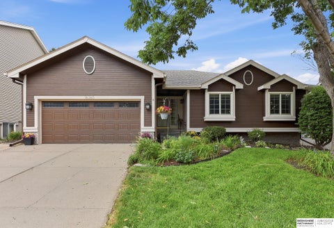 Photo of 16360 Z Street, Omaha, NE 68135 (MLS # 22626335)