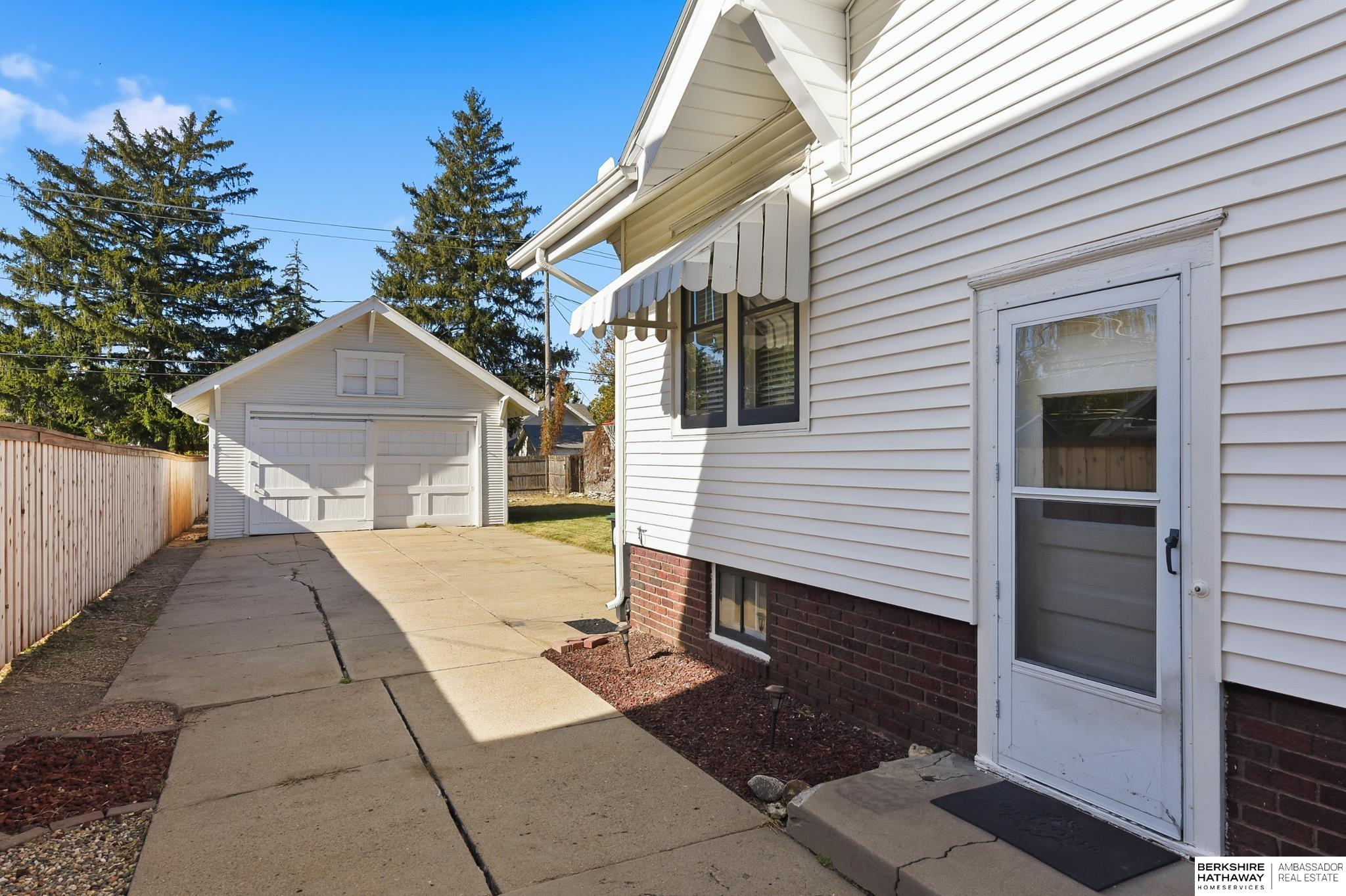 Omaha, Nebraska 68112, United States, 3 Bedrooms Bedrooms, ,1 BathroomBathrooms,Residential,Active,236724