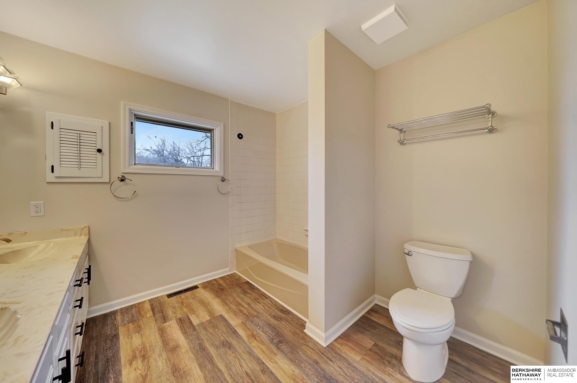 Lincoln, Nebraska 68506, United States, 4 Bedrooms Bedrooms, ,5 BathroomsBathrooms,Residential,Active,97945