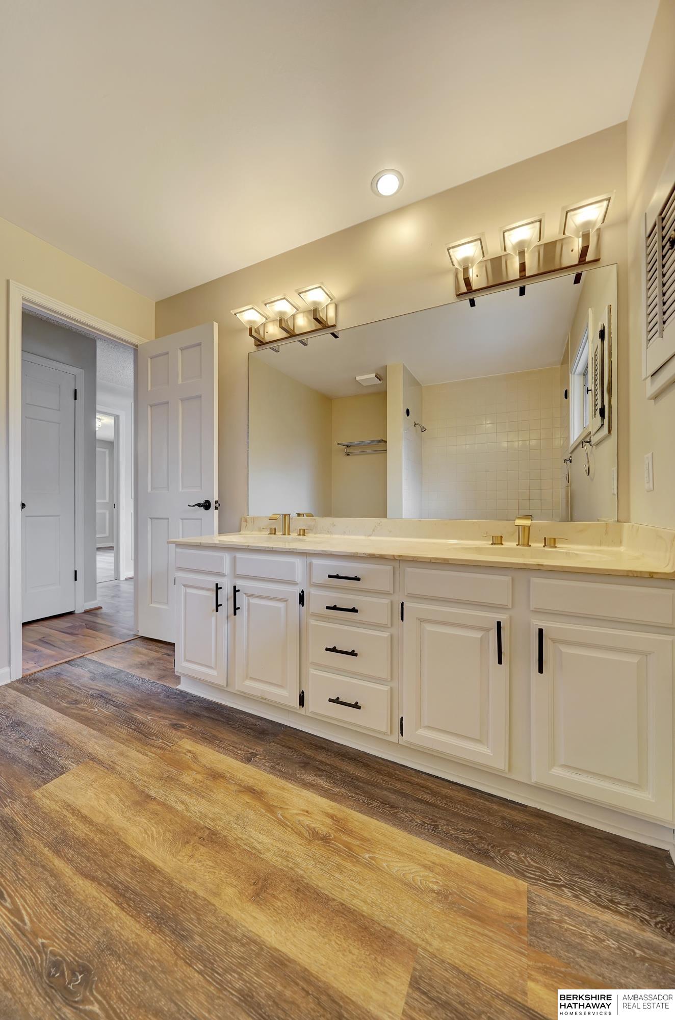 Lincoln, Nebraska 68506, United States, 4 Bedrooms Bedrooms, ,5 BathroomsBathrooms,Residential,Active,97945