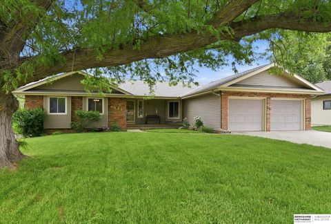 Photo of 6521 S 92nd Street, Omaha, NE 68127 (MLS # 22614313)