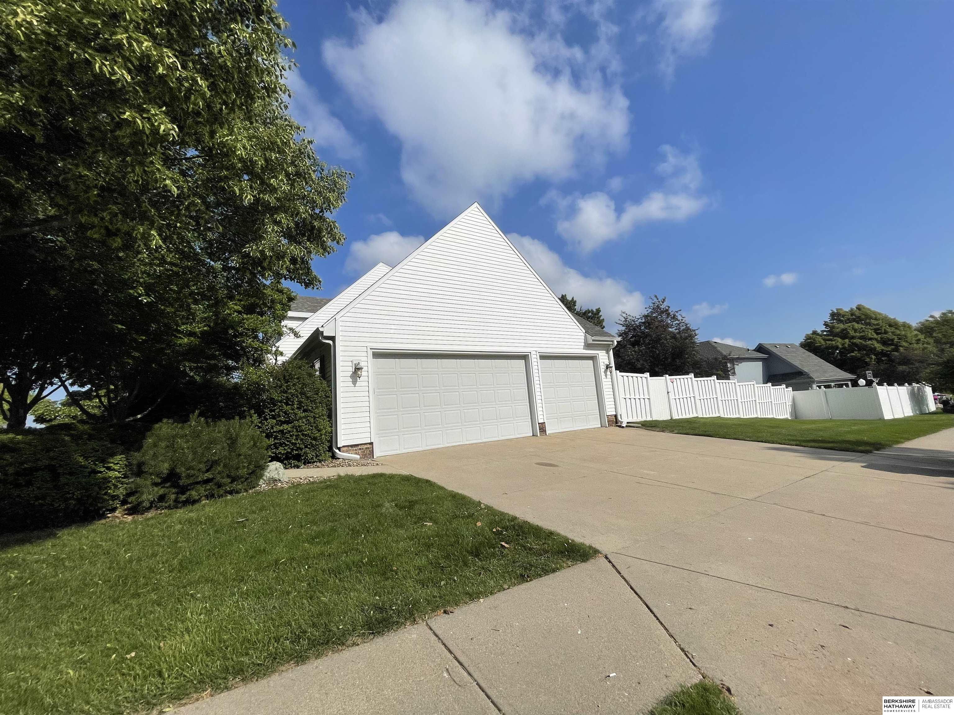 Omaha, Nebraska 68164, United States, 4 Bedrooms Bedrooms, ,4 BathroomsBathrooms,Residential,Active,149574