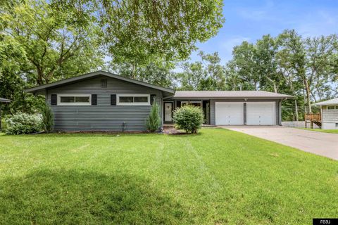 Photo of 2815 S 102nd Street, Omaha, NE 68124 (MLS # 22617461)