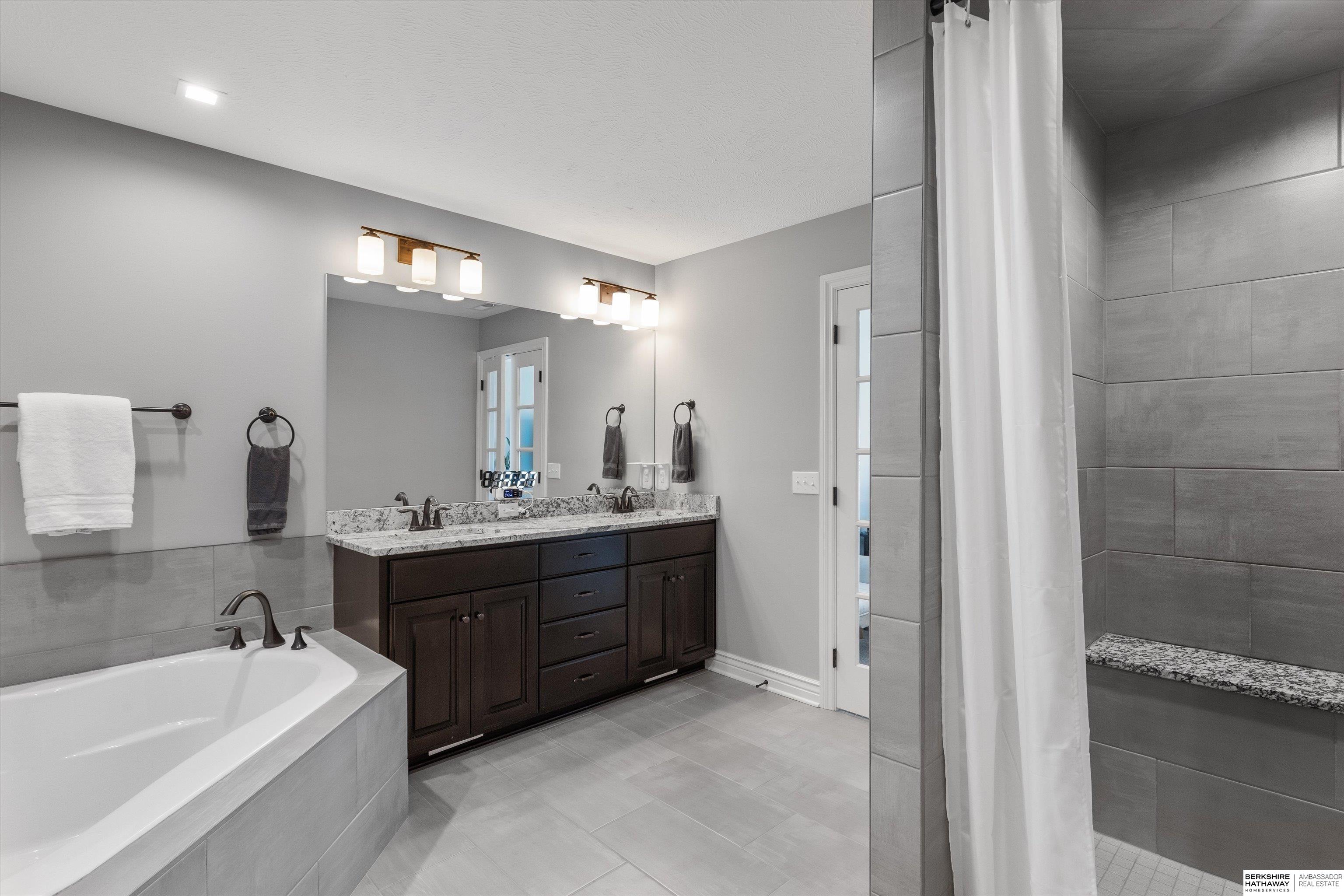 Papillion, Nebraska 68046, United States, 5 Bedrooms Bedrooms, ,4 BathroomsBathrooms,Residential,Pending,110750