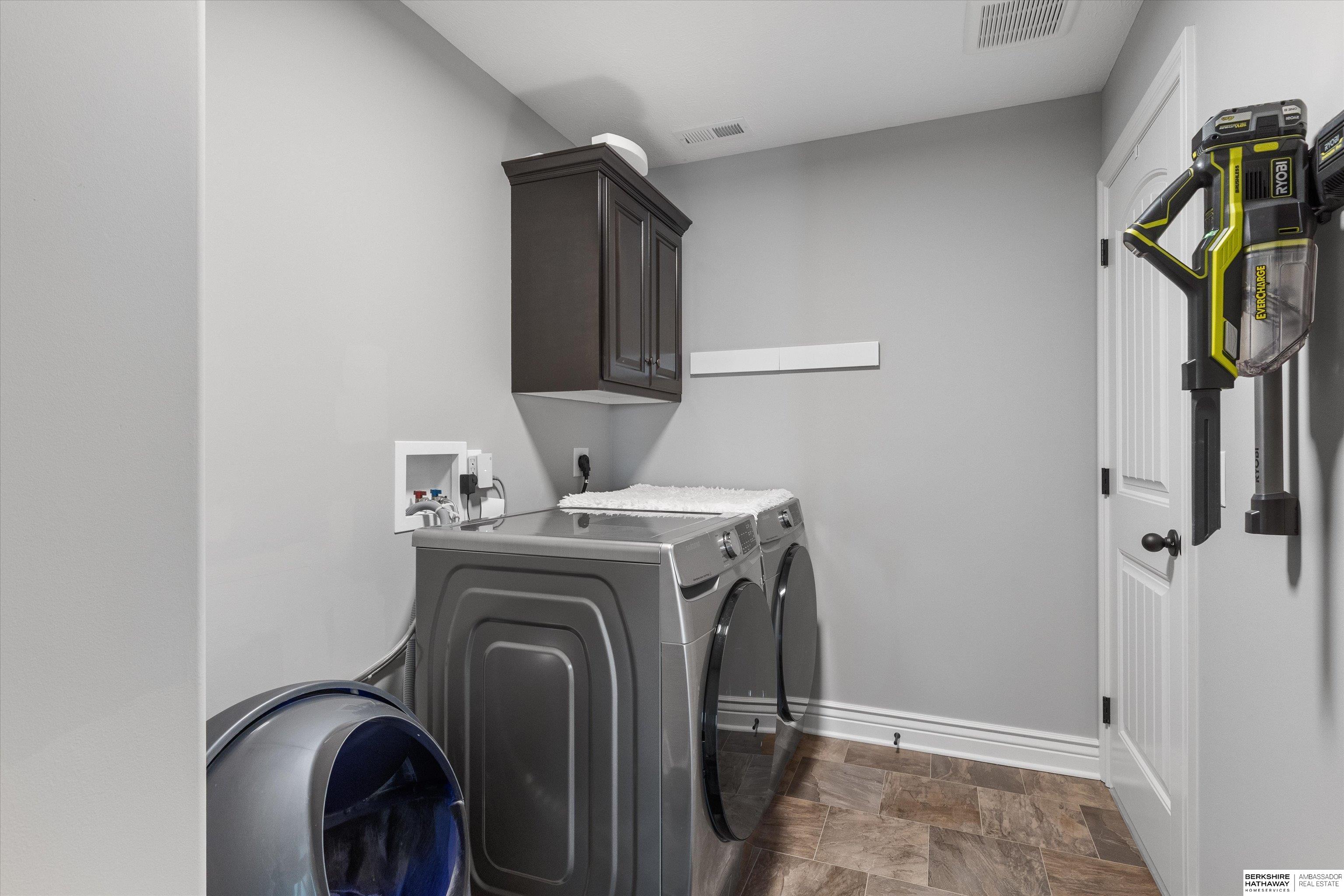 Papillion, Nebraska 68046, United States, 5 Bedrooms Bedrooms, ,4 BathroomsBathrooms,Residential,Pending,110750