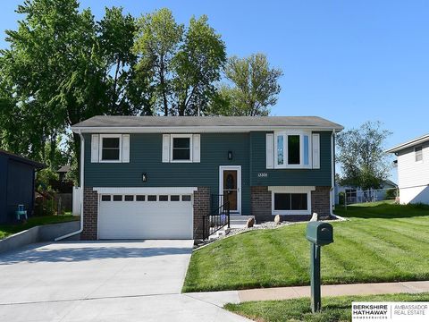 Photo of 13309 Grissom Street, Papillion, NE 68138 (MLS # 22612063)