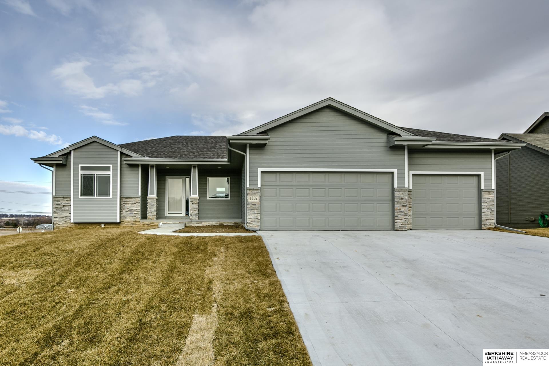 Bellevue, Nebraska 68123, United States, 4 Bedrooms Bedrooms, ,3 BathroomsBathrooms,Residential,Pending,251138