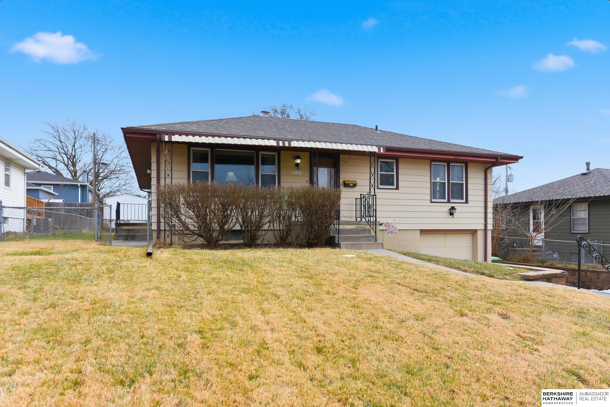 Bellevue, Nebraska 68147, United States, 3 Bedrooms Bedrooms, ,2 BathroomsBathrooms,Residential,Pending,254140