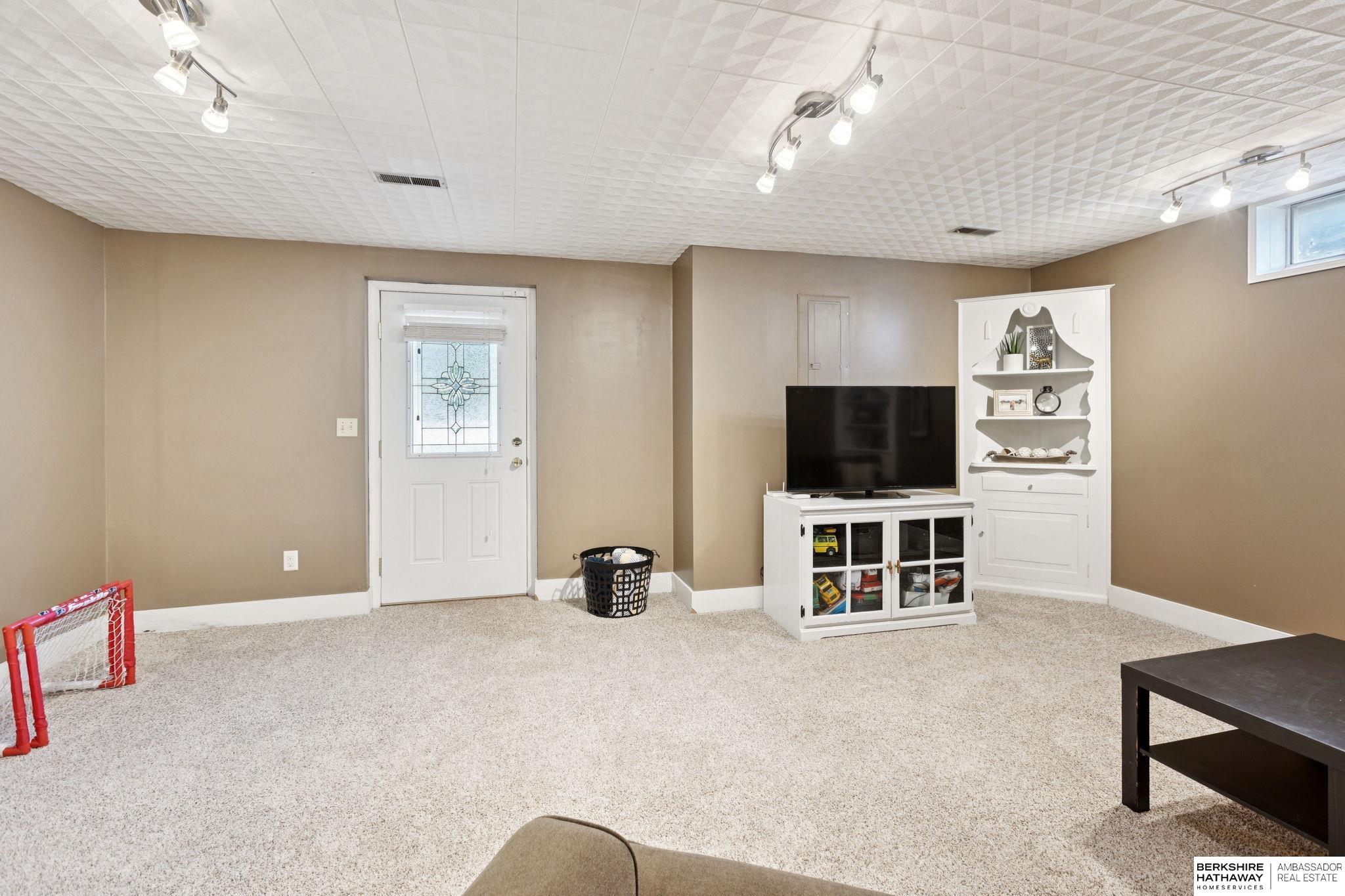 Omaha, Nebraska 68130, United States, 4 Bedrooms Bedrooms, ,2 BathroomsBathrooms,Residential,Pending,217506