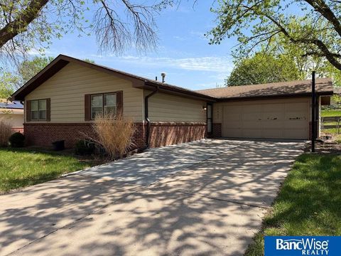 Photo of 5637 Dogwood Drive, Lincoln, NE 68516 (MLS # 22610598)