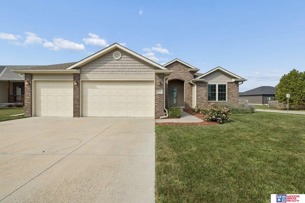 7420 YANKEE WOODS DR, LINCOLN, NE 68516 - Image b8a3cb1b233ecc366ab9bd7e8ca7815e/4283970350