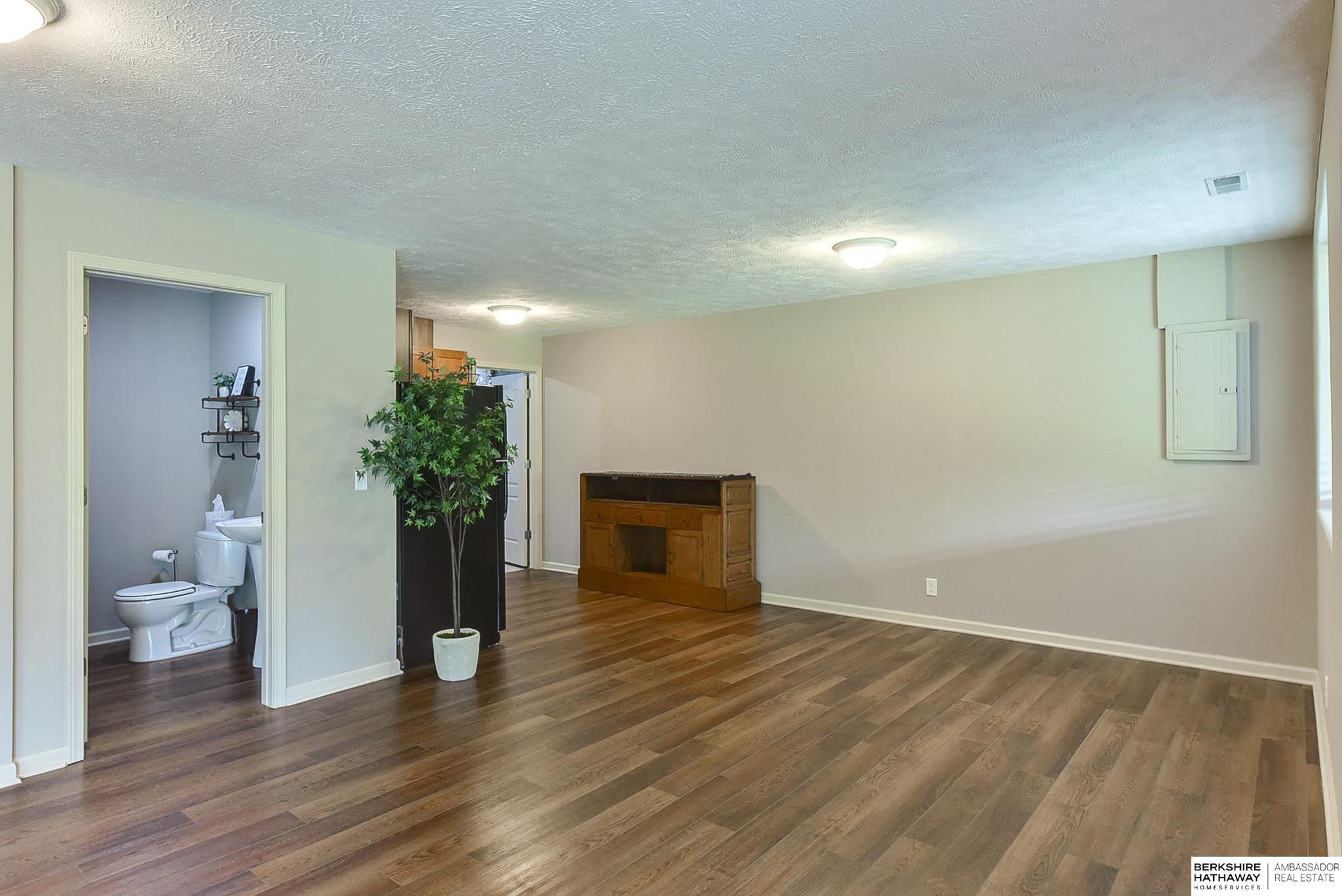 Omaha, Nebraska 68116, United States, 2 Bedrooms Bedrooms, ,2 BathroomsBathrooms,Residential,Pending,153269