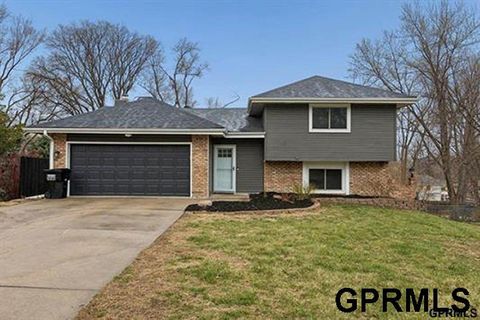 Photo of 1104 Horsheshoe Circle, Papillion, NE 68046 (MLS # 22608915)