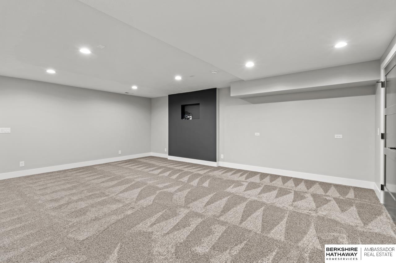 Elkhorn, Nebraska 68022, United States, 5 Bedrooms Bedrooms, ,3 BathroomsBathrooms,Residential,Active,233304