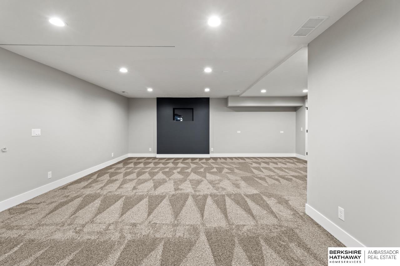 Elkhorn, Nebraska 68022, United States, 5 Bedrooms Bedrooms, ,3 BathroomsBathrooms,Residential,Active,233304