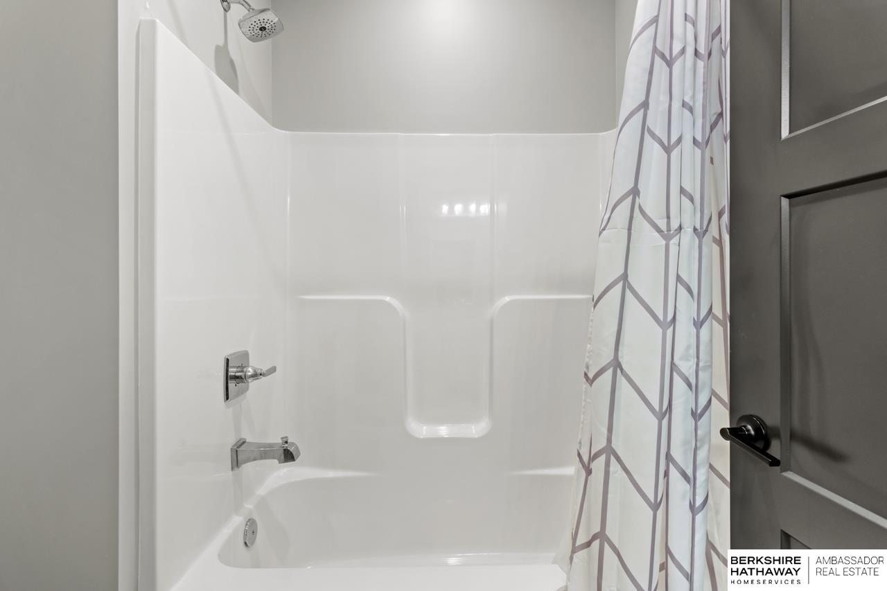 Elkhorn, Nebraska 68022, United States, 5 Bedrooms Bedrooms, ,3 BathroomsBathrooms,Residential,Active,233304