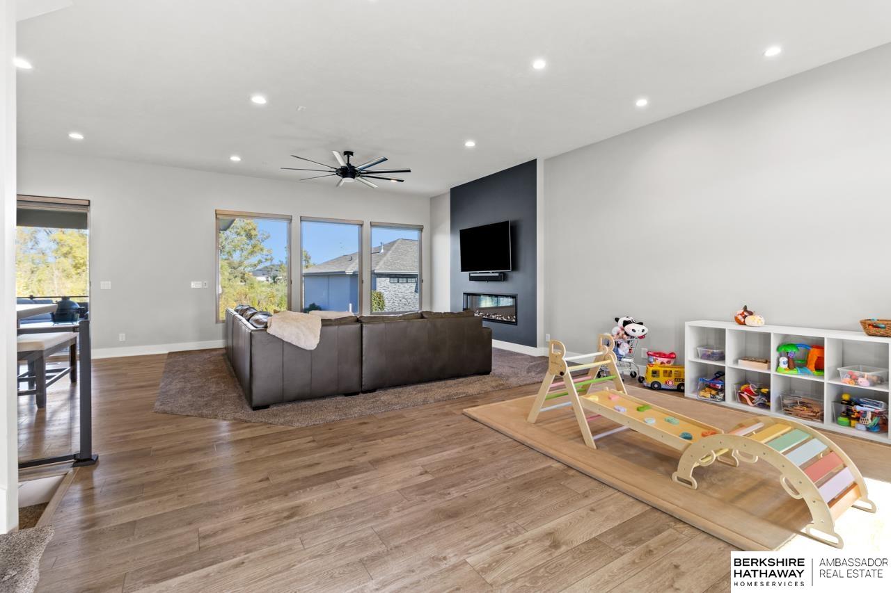 Elkhorn, Nebraska 68022, United States, 5 Bedrooms Bedrooms, ,3 BathroomsBathrooms,Residential,Active,233304